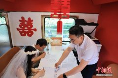 成都情侣“520”在“火车婚姻登记处”进行婚姻登记